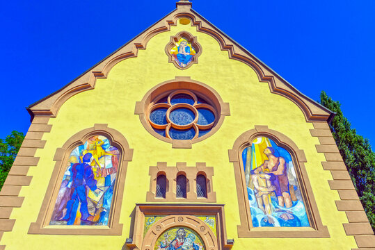 Eingangsfassade der Johanneskirche in Imst in Tirol