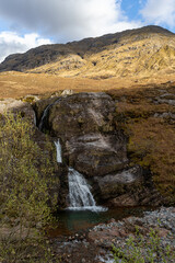 Der Glencoe Wasserfall in den Bergen und Highlands von Schottland