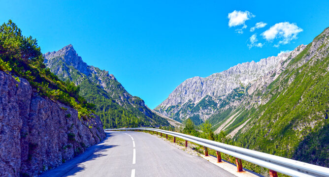 Hahntennjochstra&szlig;e (L246) von Imst in Richtung Gebirgspass Hahntennjoch in Tirol (&Ouml;sterreich) 