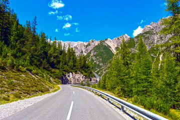 Hahntennjochstraße (L246) von Imst in Richtung Gebirgspass Hahntennjoch in Tirol (Österreich) 