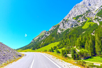 Naklejka premium Hahntennjochstraße (L246) von Imst in Richtung Gebirgspass Hahntennjoch in Tirol (Österreich) 