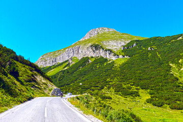 Bschlaber Landesstraße am Gebirgspass Hahntennjoch in Tirol (Österreich)