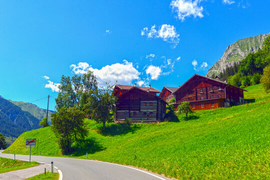 Bschlaber Landesstra&szlig;e am Ortsausgang von Bschlabs in Tirol (&Ouml;sterreich)