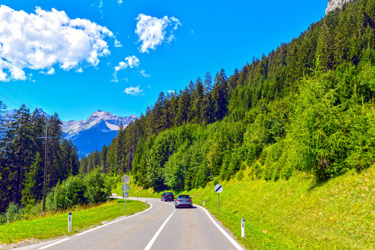 Bschlaber Landesstra&szlig;e von Bschlabs in Richtung Lechtal in Tirol (&Ouml;sterreich)