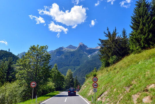 Bschlaber Landesstra&szlig;e von Bschlabs in Richtung Lechtal in Tirol (&Ouml;sterreich)