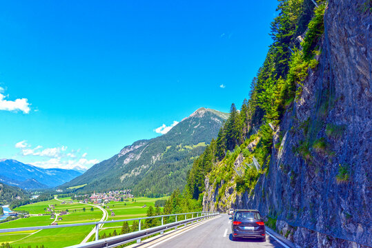 Bschlaber Landesstra&szlig;e vor der Einm&uuml;ndung in die Lechtalstra&szlig;e im Bezirk Reutte, Tirol