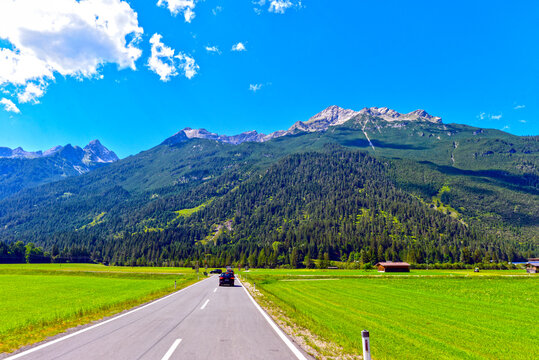 Bschlaber Landesstra&szlig;e vor der Einm&uuml;ndung in die Lechtalstra&szlig;e im Bezirk Reutte, Tirol