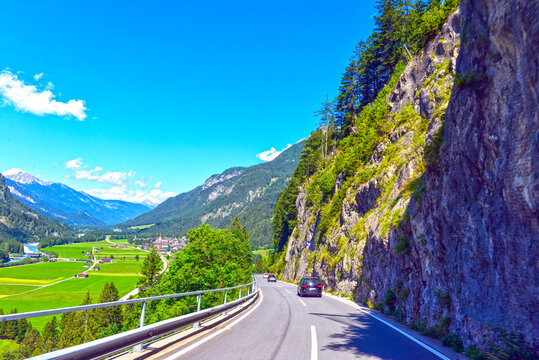 Bschlaber Landesstra&szlig;e vor der Einm&uuml;ndung in die Lechtalstra&szlig;e im Bezirk Reutte, Tirol