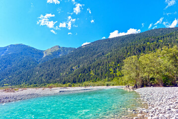 Fototapeta premium Die Lech bei Weißenbach am Lech im Bezirk Reutte in Tirol (Österreich)