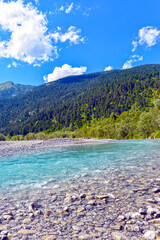 Die Lech bei Weißenbach am Lech im Bezirk Reutte in Tirol (Österreich)