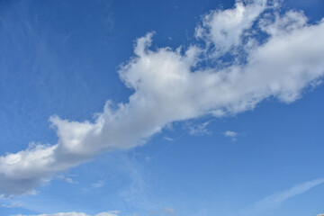 Obraz premium 冬の青空と白い雲