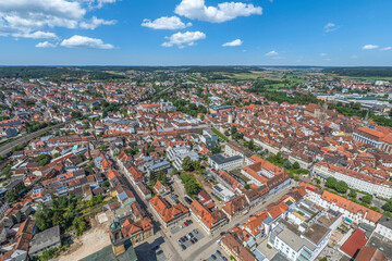 Ausblick auf Ansbach, Bezirkshauptstadt von Mittelfranken, im Sommer