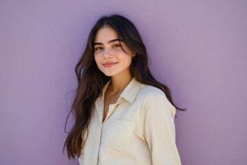 Obraz premium Happy Young Latin Woman Walking in Casual Style Against Pastel Purple Background