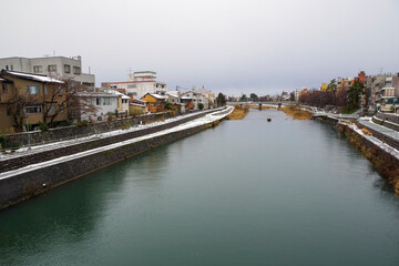 Obraz premium 犀川大橋から眺める梛川