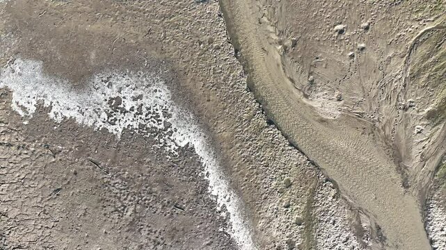 Nature sauvage illustration vol au-dessus d'un &eacute;tang &agrave; sec paysage lunaire merveilleux