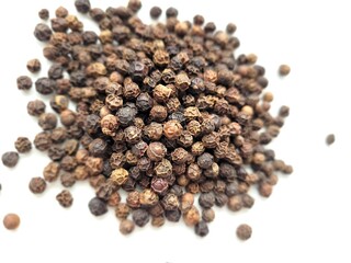Many seeds of dark pepper for spicy taste.