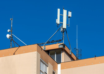 Microwave transmitter antennas on rooftop