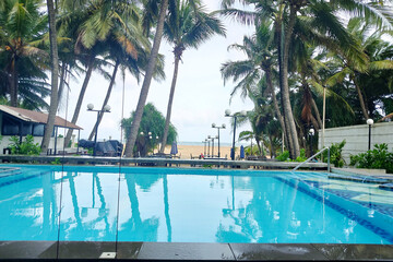 海辺にある大きなプール