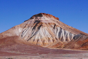 Kanku Breakaways Conservation Park, near Coober Pedy, features striking desert landscapes with colorful cliffs, vast plains, unique geological formations, and rich Aboriginal heritage.