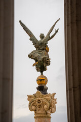 ein Engel zischen zwei Säulen