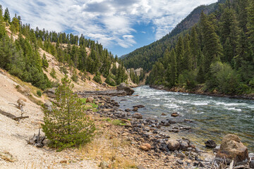 Obraz premium The river Yellowstone at the bottom of the Grand Canyon at the end of the Seven Mile Hole trail