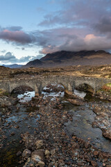 Die Brücke Old Sligachan Bridge auf der Insel Isle of Skye in Schottland bei Sonnenaufgang