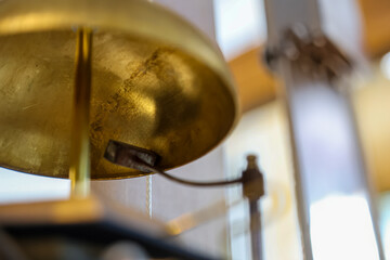 Eine Glocke eines Uhrwerks.