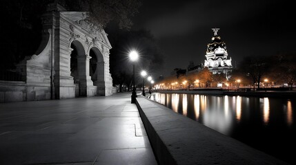 Obraz premium Night View of Canal and Elegant Architecture in Madrid
