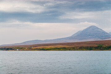 Vue sur les Paps of Jura depuis le ferry en route vers Islay, Ecosse
