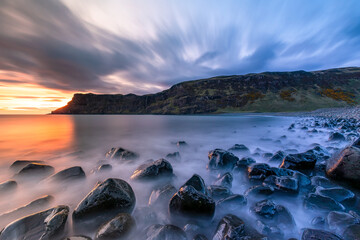 Die Bucht Talisker Bay auf der Insel Isle of Skye bei Sonnenuntergang, Schottland