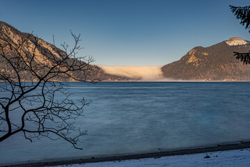 Wolken quellen zwischen Herzogstand und Jochberg auf den Walchensee 