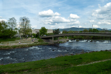 Murg bei Gaggenau im Schwarzwald, mit Fl&uuml;rscheimbr&uuml;cke im Fr&uuml;hjahr