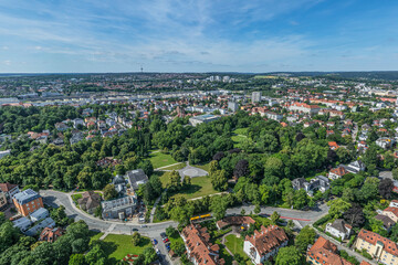 Ausblick auf die westlichen Bezirke von Regensburg in der Oberpfalz im Sommer