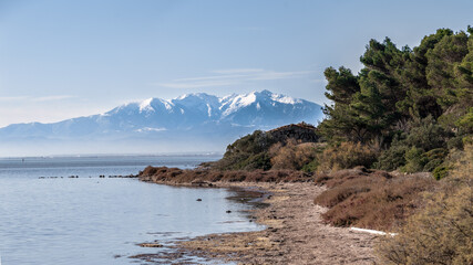 Le massif du Canigou depuis l'étang de Leucate	