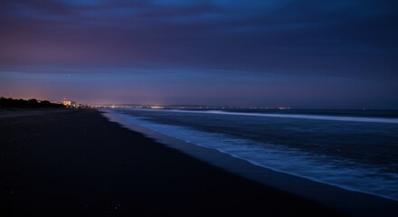 Obraz premium Dramatic Sunset Over a Tranquil Seashore Under a Moody Sky