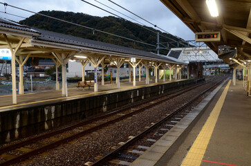 Fototapeta premium 夕暮れの駅