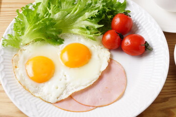目玉焼き　ハムエッグ