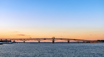 Obraz premium Bridge over the river during sunset