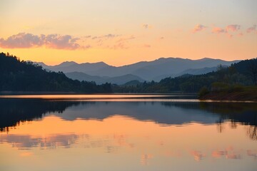 Obraz premium A beautiful lake with mountains in the background