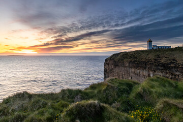 Duncansby Head Leuchtturm bei John o' Groats bei Sonnenaufgang, Schottland