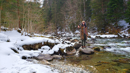 Frau im Winterurlaub 