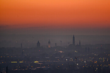 Fototapeta premium Sonnenuntergang über Straubing und dem niederbayerischen Gäubodenland