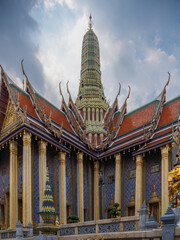 Fototapeta premium Dunkle Wolken über dem Palast - Dark clouds above the palace