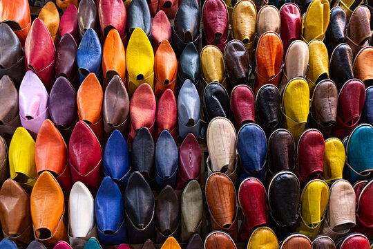 Venta de zapatillas de colores en el zoco de Marrakech, Marruecos.	