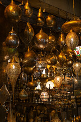 Venta de lámparas típicas en zoco de Marruecos.
