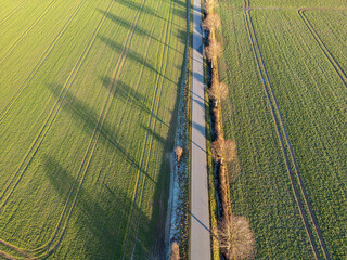Drohnenfoto einer Landstraße in Schleswig-Holstein, Deutschland