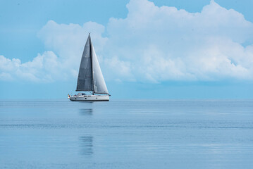 Segelboot auf der Ostsee in der Eckernförder Bucht, Schleswig-Holstein, Deutschland