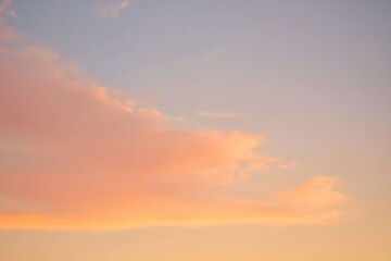 Naklejka premium Sunset Gradient: A sky transitioning from deep orange to soft pink, with the horizon fading into a calm, dusky blue
