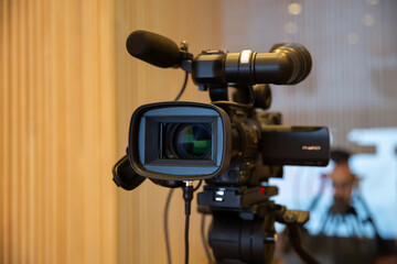 Detalle de cámara de televisión y video en sala de conferencias