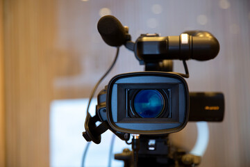 Detalle de cámara de televisión y video en sala de conferencias